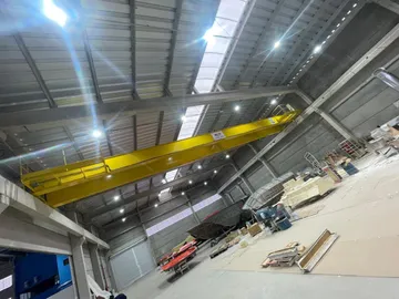 Ponte rolante instalada e operacional em galpão industrial