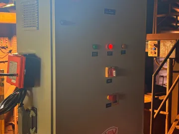 Painel elétrico MDV Service fechado, instalado em ambiente industrial