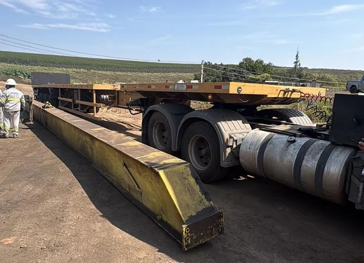 Equipe MDV Service transportando viga de ponte rolante para reparo