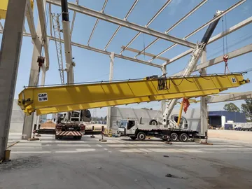 Montagem de ponte rolante de 16 toneladas com auxílio de munck