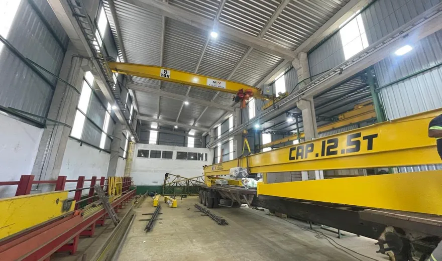 Montagem de ponte rolante em estrutura industrial com auxílio de munck