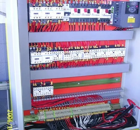 Painel elétrico com inversor de frequência montado pela MDV Service