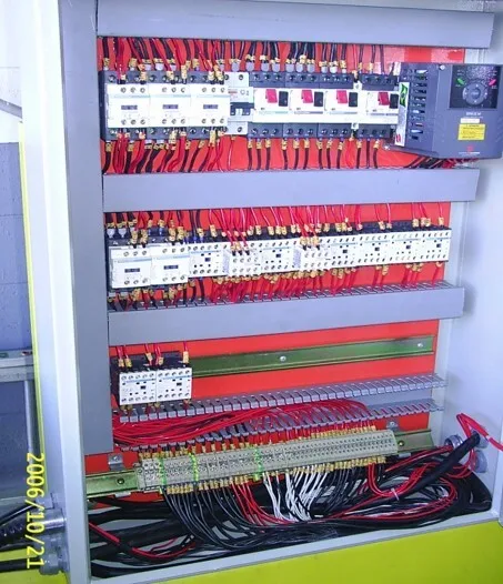 Painel elétrico com inversor de frequência