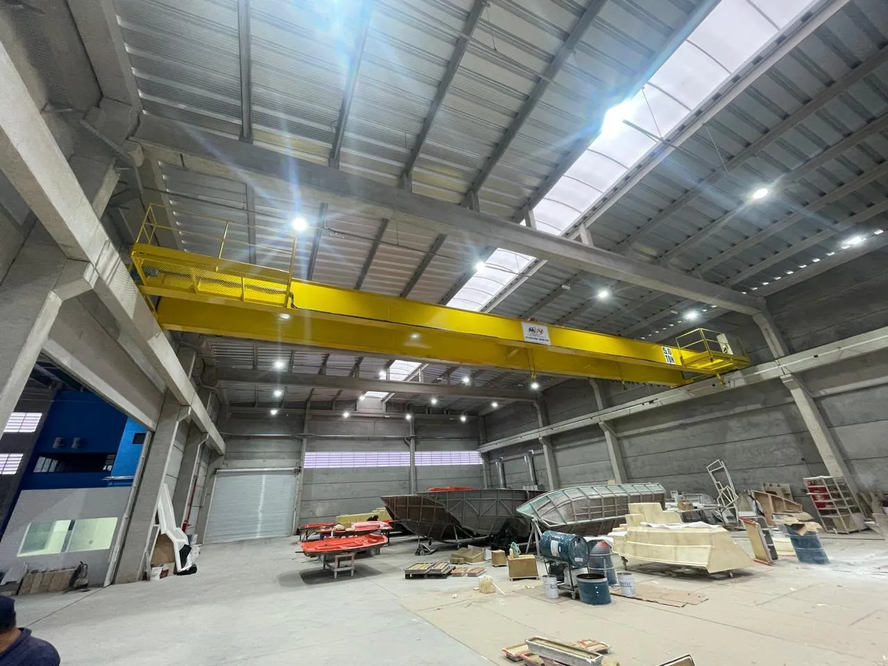 Ponte rolante instalada em galpão industrial
