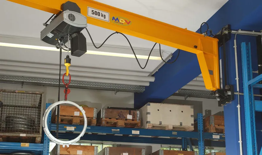 Talha elétrica de 500kg instalada em pórtico na MDV Service